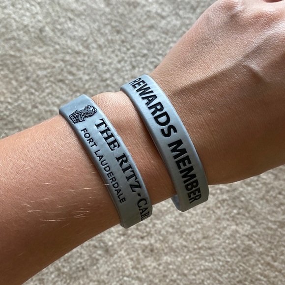 Ritz Carlton Fort Lauderdale rewards member bundle of 2 jelly bracelets NWOT - Picture 1 of 3